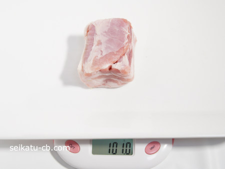 豚バラ肉厚切りブロック100g分の分量