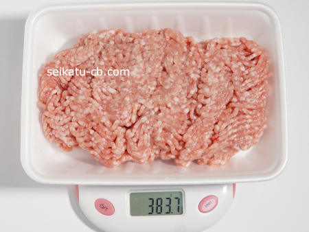 豚ひき肉（大）1パックの重さは383.7g