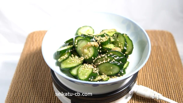 松茸のお吸い物で浅漬けにした斜め切りにしたきゅうり