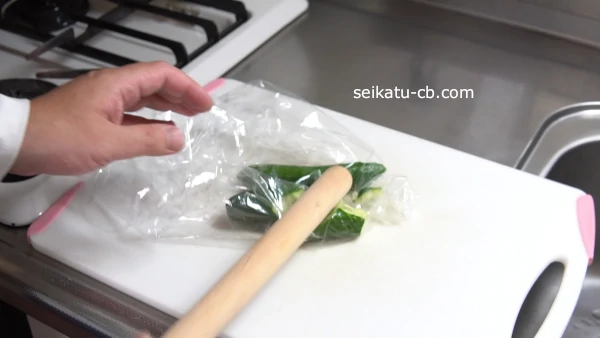 1本のきゅうりを綿棒で叩く