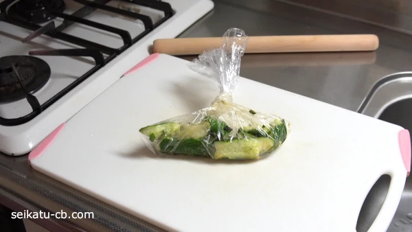 きゅうりのたたき1本分に松茸のお吸い物を加えて冷蔵庫で置いておく