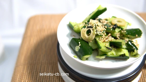 松茸のお吸い物で浅漬けにしたきゅうりのたたき1本分