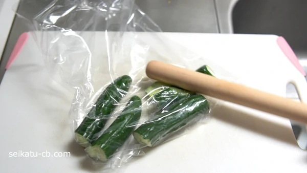 きゅうりを綿棒で叩く
