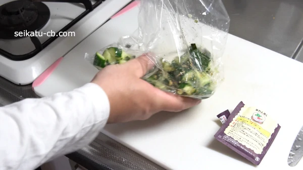 きゅうりに松茸のお吸い物を加えてよく揉む