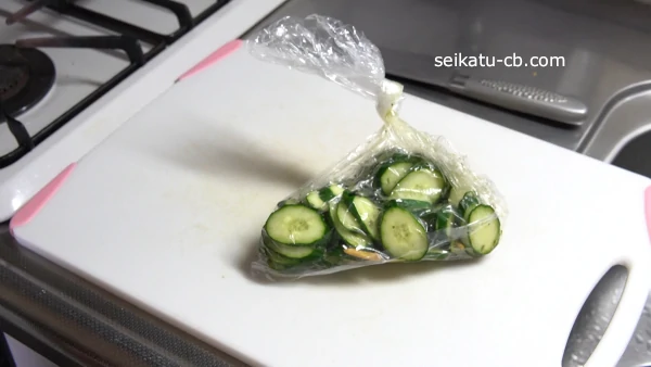 斜め切りにしたきゅうりに松茸のお吸い物を加えてよく揉んで冷蔵庫に置いておく