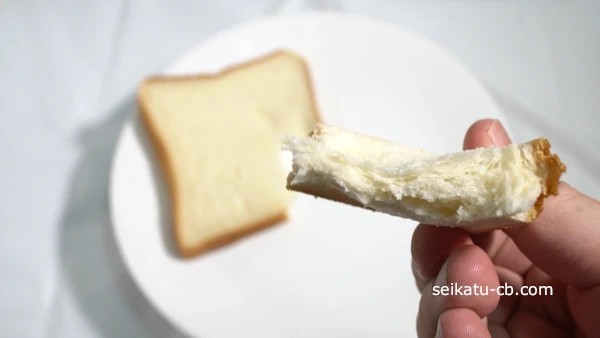 手でちぎった価格の安い食パン