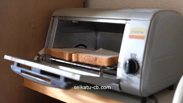 価格の高い食パンと安い食パンをトースターで焼く