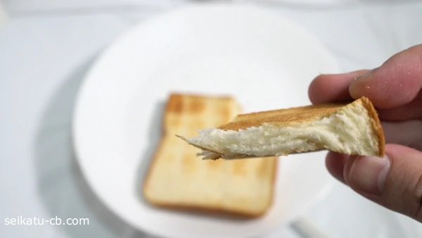 手でちぎった焼いた価格の安い食パン