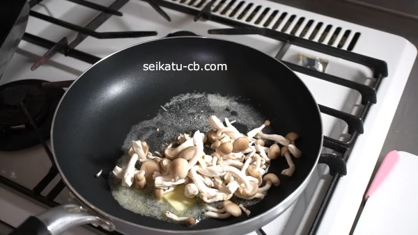 フライパンにバターを入れてしめじを炒める