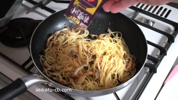 パスタに松茸の味お吸い物を加えて混ぜ合わせる