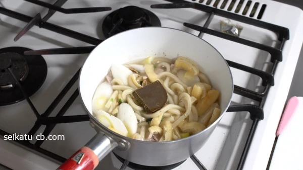 鍋にカレールーを入れて溶き交ぜる