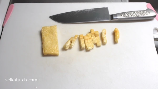 油揚げを細切りにする