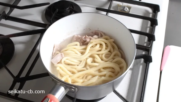 鍋に冷凍うどんを加えてゆでる