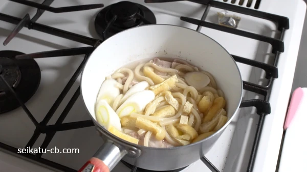 鍋に長ねぎと油揚げを加えてゆでる