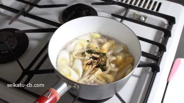 鍋に松茸の味お吸い物を加える