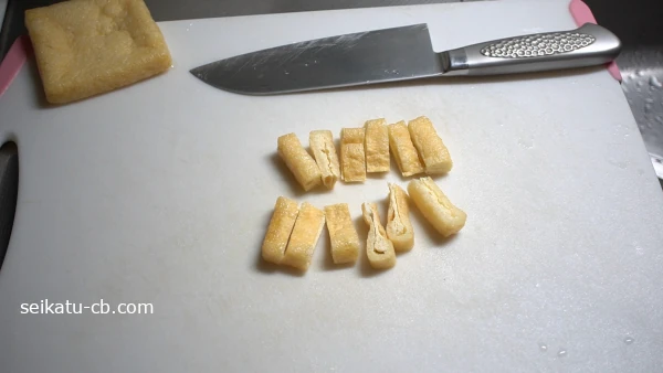 油揚げをカットする