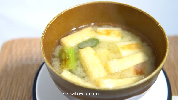 焦げ目のついた長ねぎで作ったみそ汁
