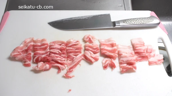 豚バラ肉を4cm幅にカット