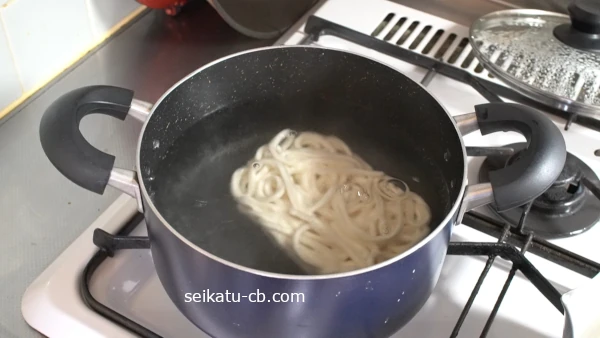 冷凍うどんを茹でる