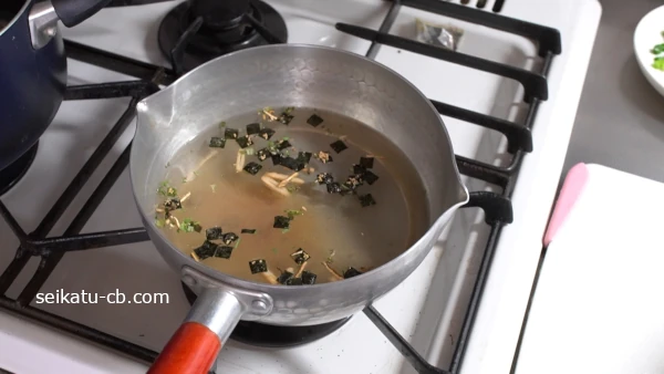 鍋に水と松茸の味お吸い物を2袋入れて火にかける