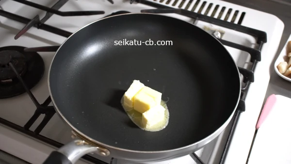 フライパンにバターを入れて火にかける