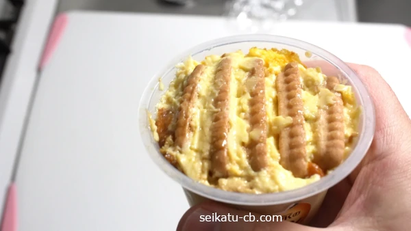 ビスケットを差し込んで12時間置いた焼きプリン