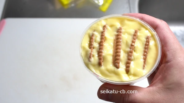 ビスケットを差し込んだプッチンプリン