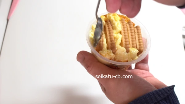 盛り上がった部分の焼きプリンをすくってくぼんだ部分に盛る