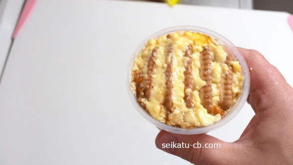 ビスケットを奥まで差し込んで平らにならした焼きプリン