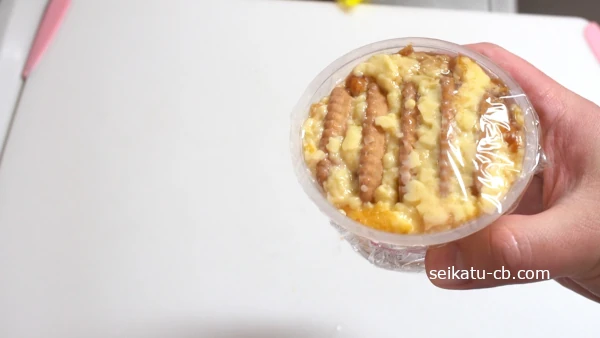 ビスケットを差し込んだ焼きプリンにラップをして冷蔵庫で保存