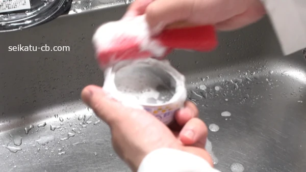 ツナ缶を中性洗剤で洗う