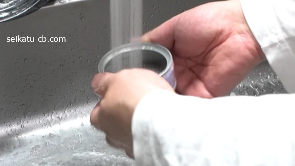 中性洗剤で洗ったツナ缶を水ですすぐ