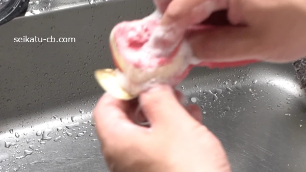 ツナ缶の蓋を中性洗剤で洗う