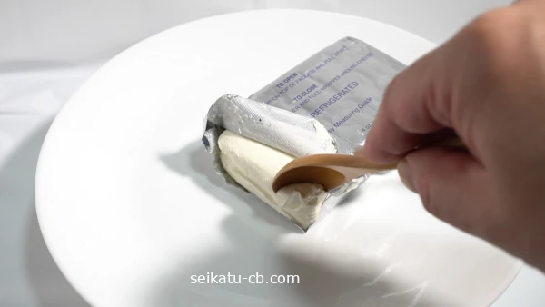スプーンですくったアメリカ直輸入のクリームチーズ