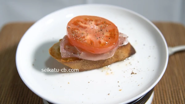 トマトと生ハムとクリームチーズをのせたバゲット