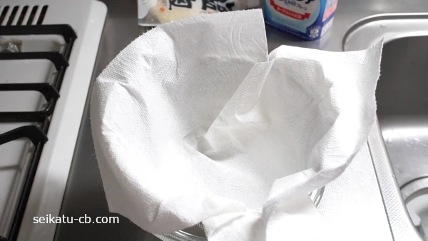 ボウルにざるをのせてキッチンペーパーをかぶせる