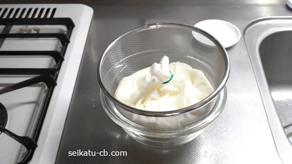 塩麹を混ぜたヨーグルトをキッチンペーパーで包みゴムでとめる
