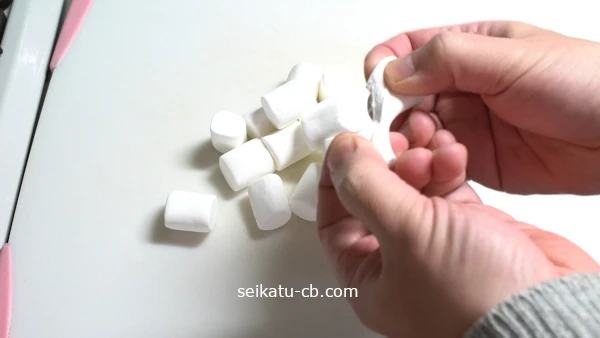 マシュマロを手で半分にちぎる