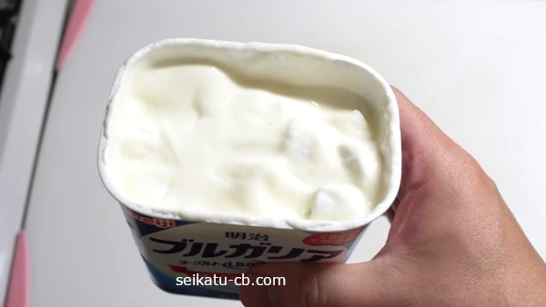 ヨーグルトにマシュマロを入れて混ぜ合わせる