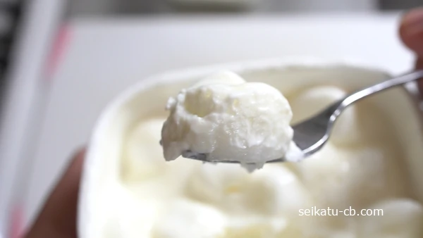 スプーンですくったマシュマロヨーグルト