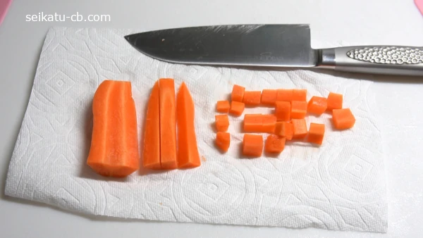 にんじんをさいの目切りにする