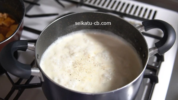 鍋を煮込んだら塩こしょうで味を調える