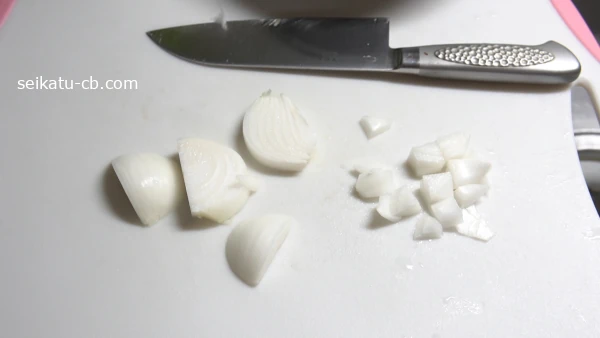 たまねぎをさいの目切りにする