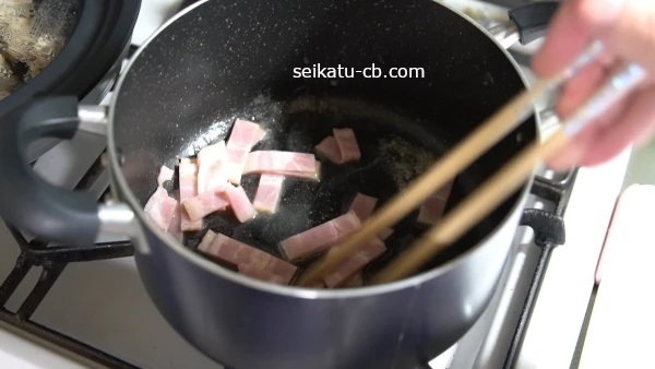 バターが溶けたらベーコンを炒める