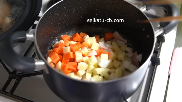 じゃがいもとにんじんとたまねぎも炒める
