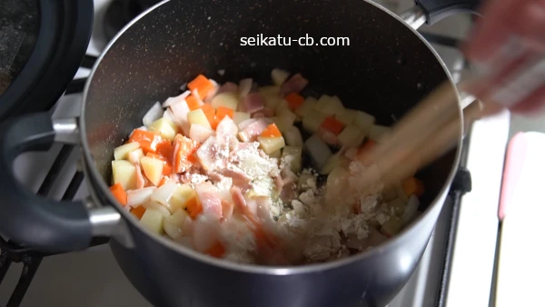 具材に小麦粉をふりかけて混ぜる