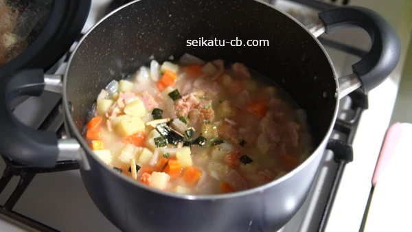 鍋に水と松茸の味お吸い物を入れて一煮立ちさせる