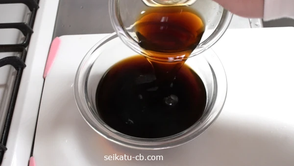 温めたコーヒーに粉ゼラチンを溶かしたコーヒーを加える