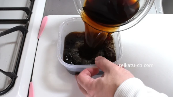 粉ゼラチン入りコーヒー500mlをパックに移し替える