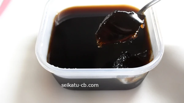 スプーンですくったコーヒーゼリー